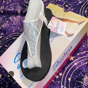 Sketchers w/ yoga foam Sandals